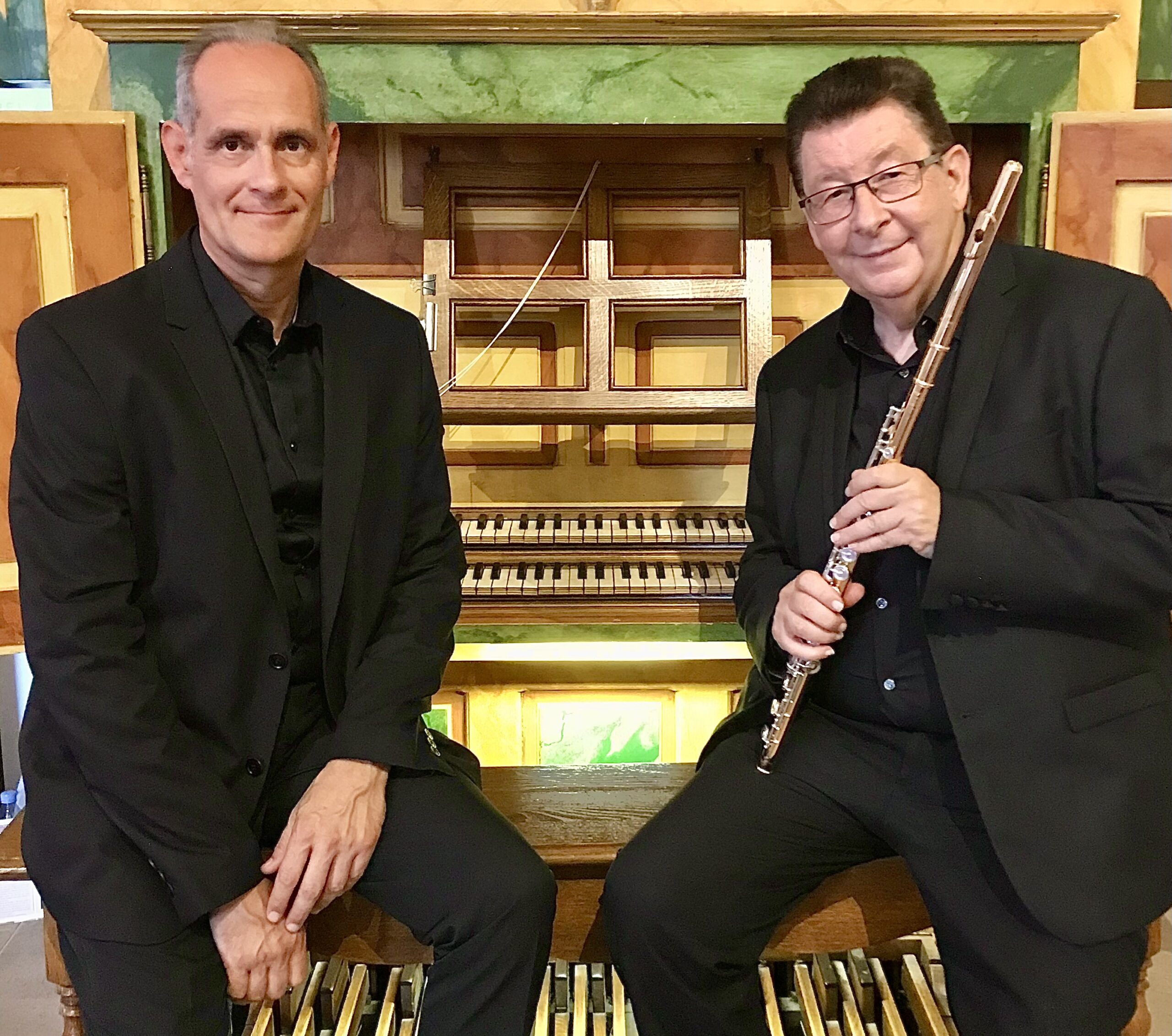 La photo présente les deux concertistes Philipe Depetris à la flûte et Jean-Cyrille Gadillet, à l'orgue, pour le concert Chemin d'émotion