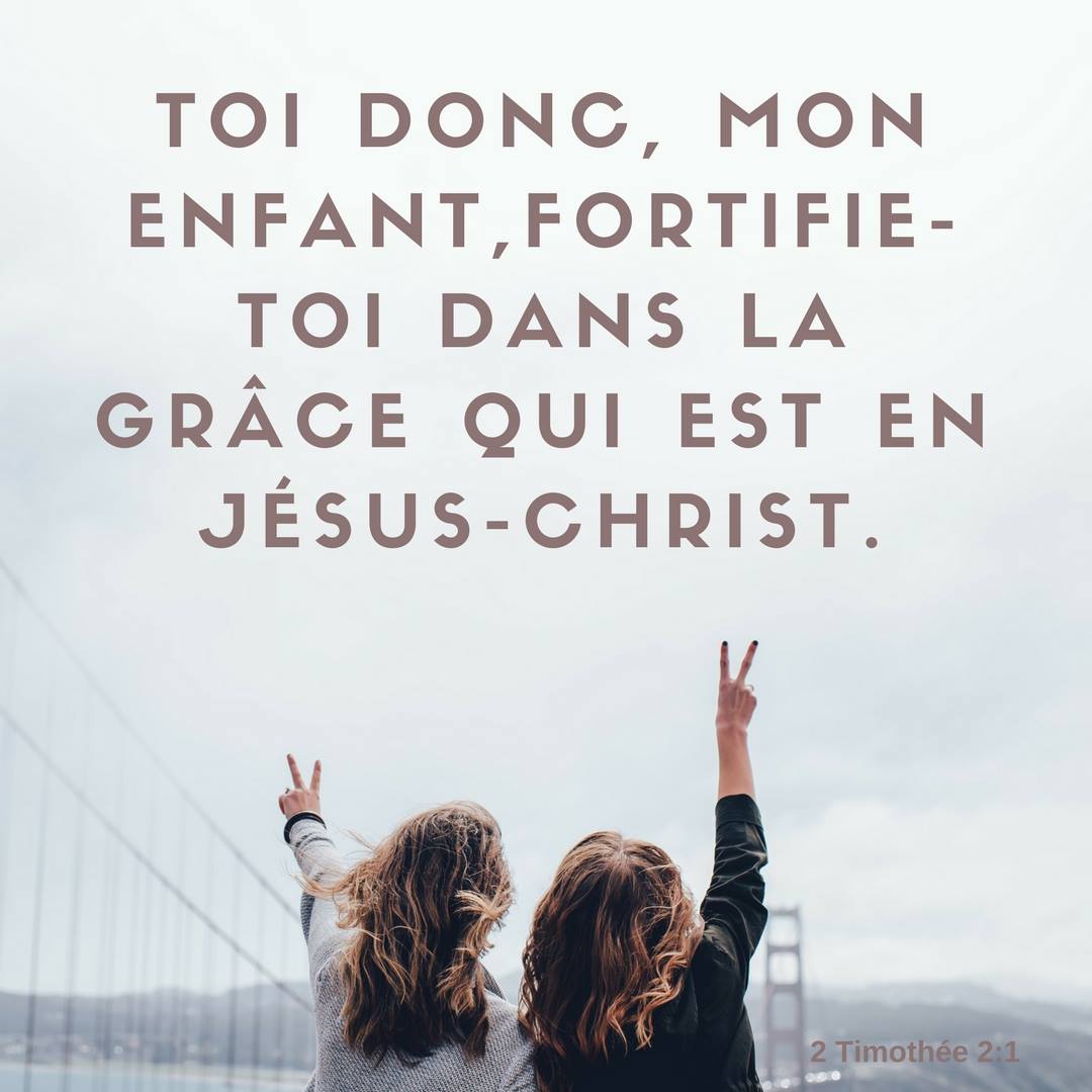 La photo représente deux enfants en joie devant un paysage, sur le haut de la photo est écrit le versé 2 Timothee 21 - Toi donc mon enfant, fortifie toi dans la grâce qui est en Jésus Christ