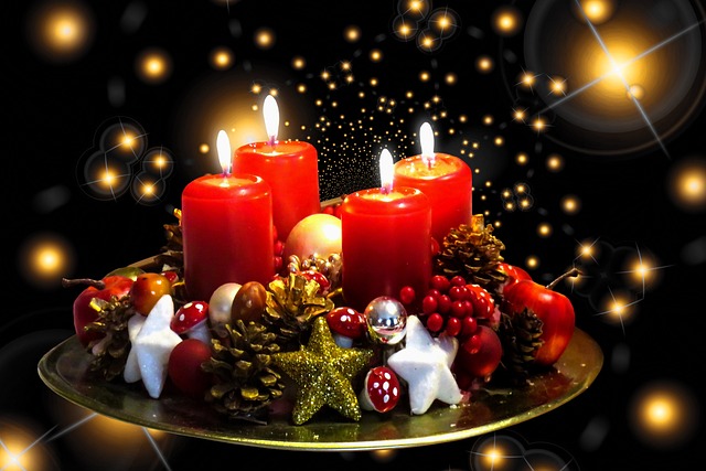 La photo représente 4 bougies de Noël