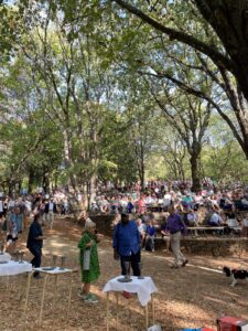 Culte en plein air lors de l’Assemblée du Désert à Mialet dans les Cévennes