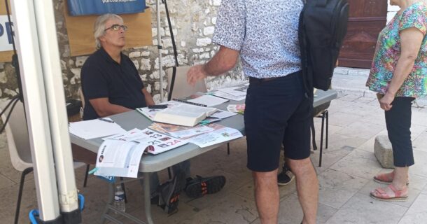 Paroissiens de l’Église protestante de Vence accueillant les visiteurs au Forum des associations